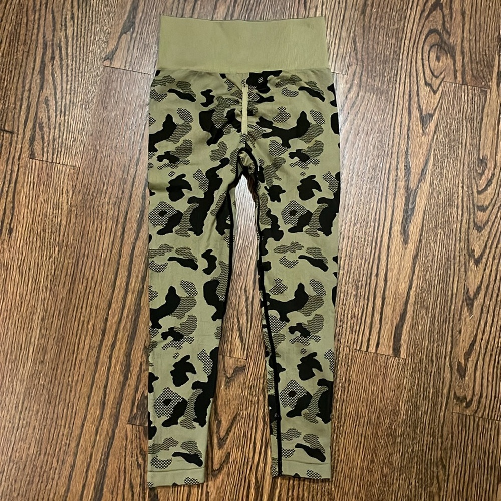 Camouflage leggings size small - Picture 3 of 4